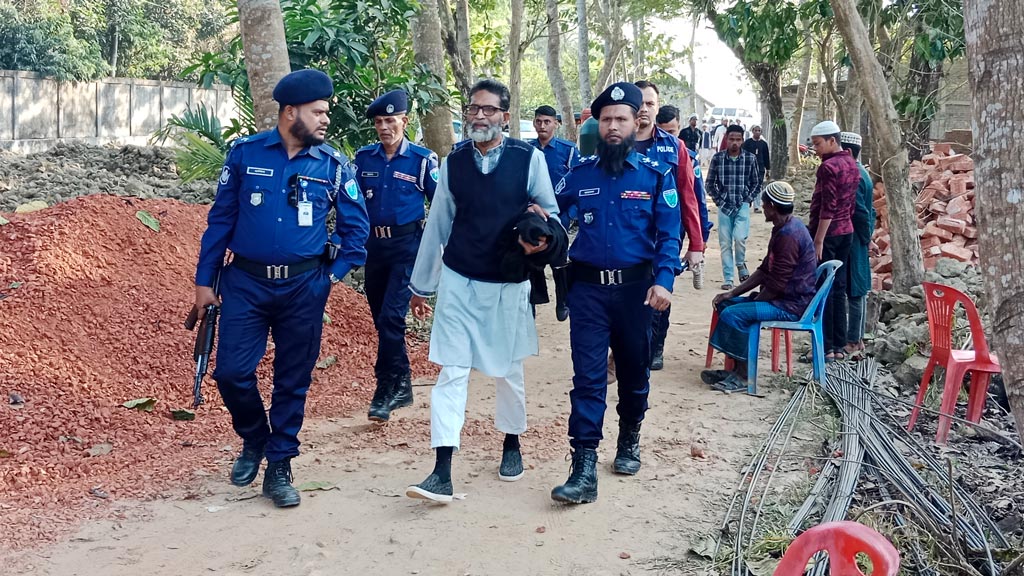 প্যারোলে মুক্তি পেয়ে মায়ের জানাজায় অংশ নিলেন যুবলীগ নেতা